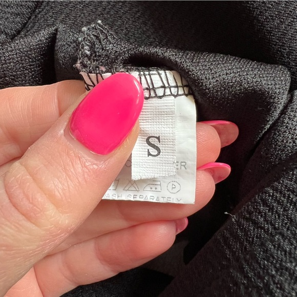 SHEIN BLACK V NECK CROPPED LONG SLEEVE TOP WITH BELL SLEEVES SIZE SMALL - Picture 6 of 8